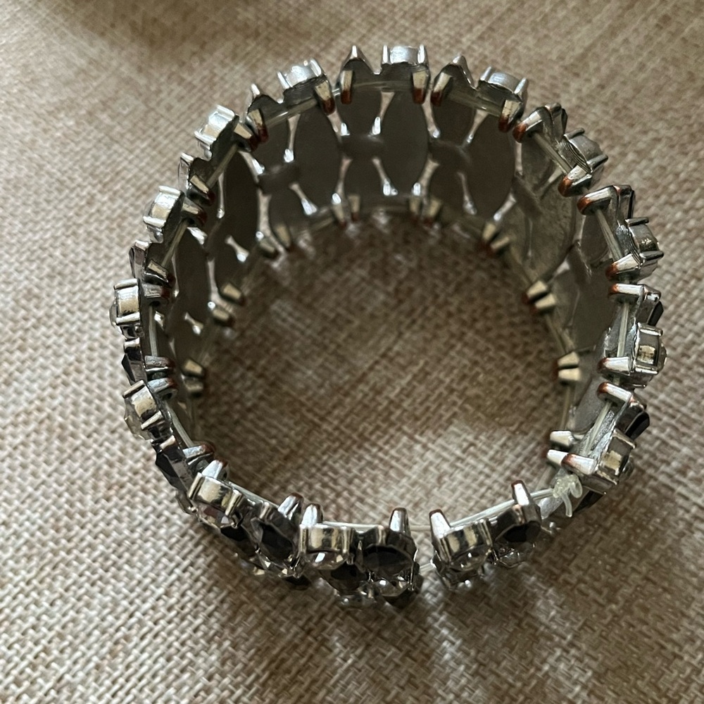 Elegant Black and Silver Bracelet - Picture 4 of 4